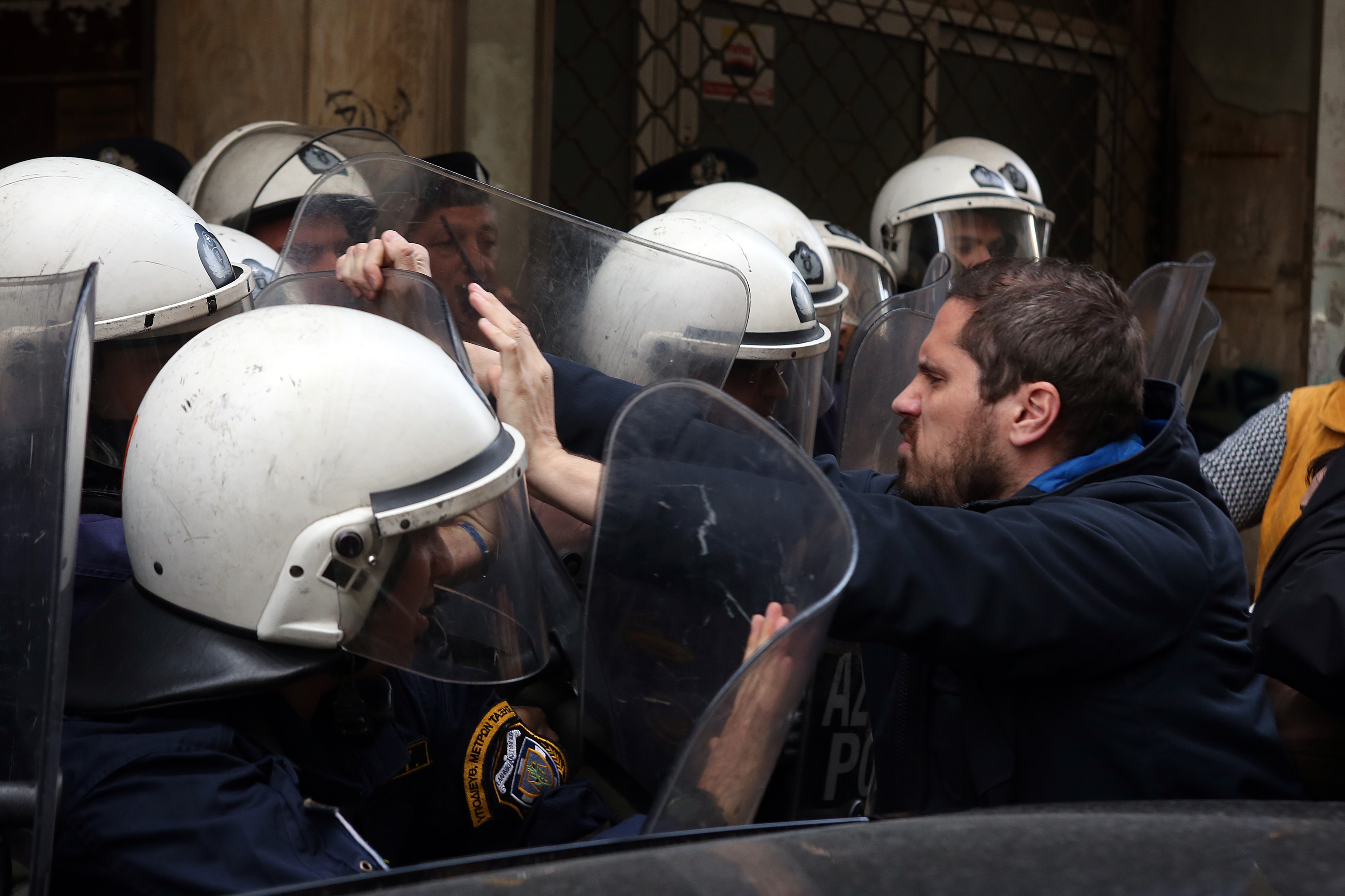 Δικογραφίες για τα επεισόδια έξω από συμβολαιογραφεία
