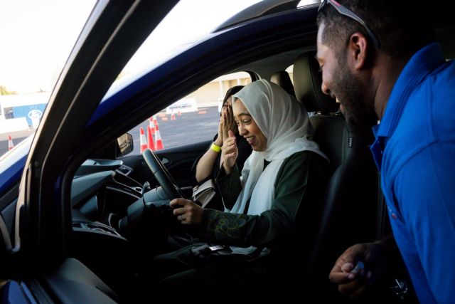 Μαθήματα οδήγησης για τις γυναίκες στη Σαουδική Αραβία