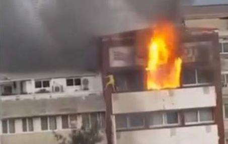 Σμύρνη: Φωτιά σε ξενοδοχείο - Δύο γυναίκες πήδηξαν από τον 6ο [Βίντεο]
