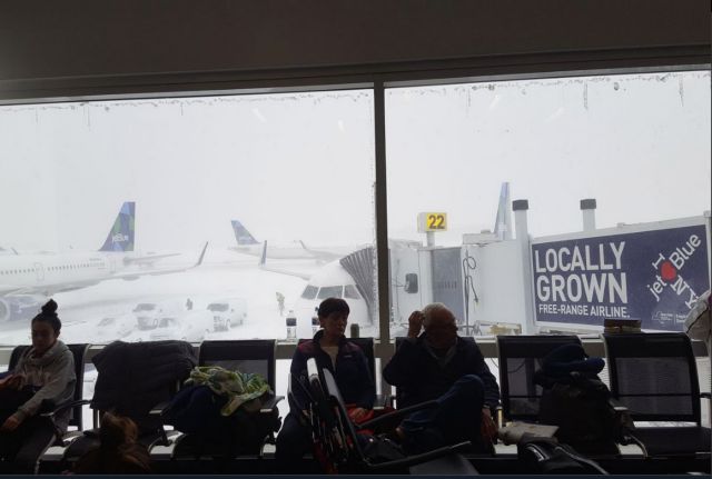 «Παραλύουν» τα αεροδρόμια της Νέας Υόρκης υπό την απειλή χιονοπτώσεων [Βίντεο & Εικόνες]