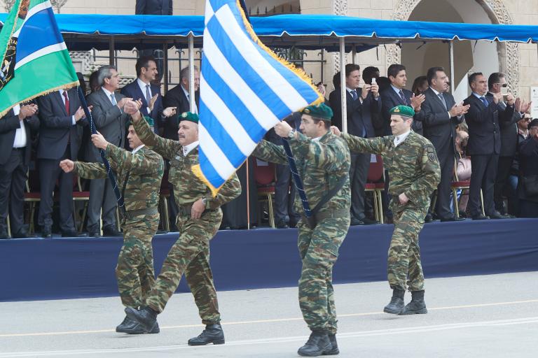 Ούτε η παρέλαση δεν θα ενώσει Αλέξη και Κυριάκο