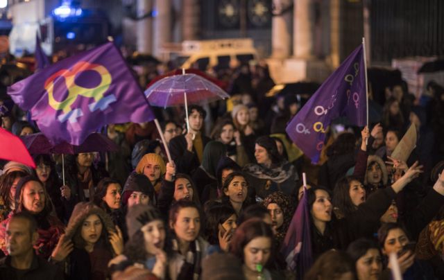 Τουρκία: Εντυπωσιακή διαδήλωση την Ημέρα της Γυναίκας [Εικόνες]