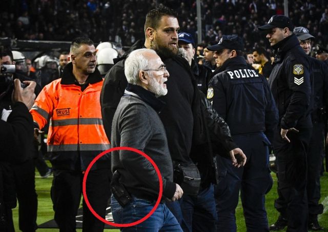 Unbelievable: PAOK owner Ivan Savvidis enters the field with a pistol at his belt!