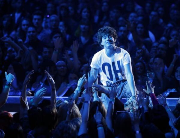 Αφιερωμένο στα θύματα της Φλόριντα το νέο τραγόυδι του Τσάρλι Πουθ [Βίντεο]