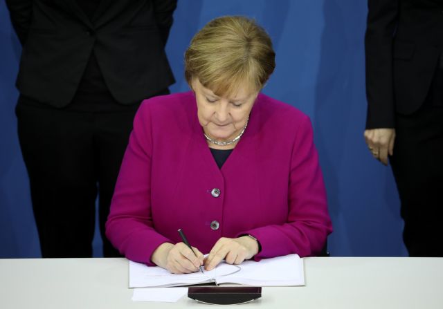 Μέρκελ: Κατά της κοινοτικοποίησης των χρεών (και) η νέα κυβέρνηση