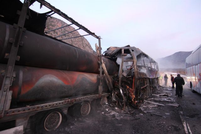 Σύγκρουση λεωφορείου με φορτηγό στην Τουρκία – 13 νεκροί