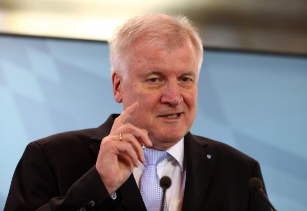 Γερμανία: Αναλαμβάνει υπουργός Εσωτερικών ο Ζεεχόφερ