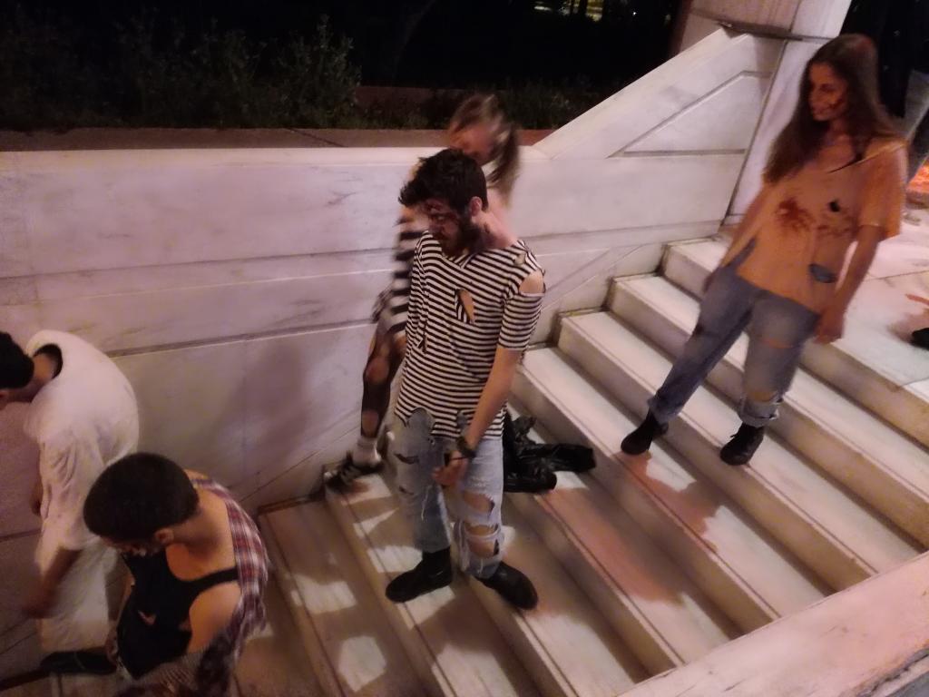 Ζόμπι περπατούν στο Ωδείο Αθηνών