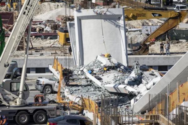 ΗΠΑ: Στους έξι οι νεκροί από την κατάρρευση πεζογέφυρας