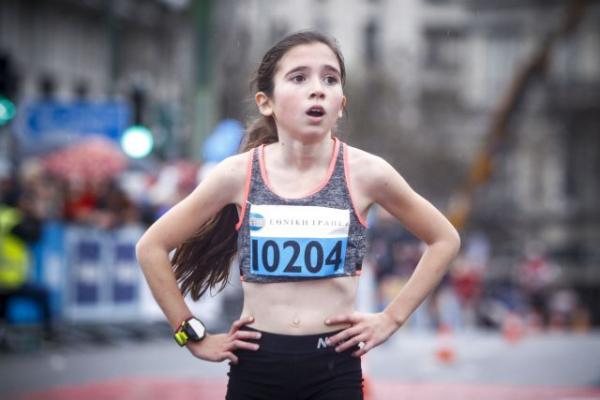 Η 12χρονη που έκλεψε την παράσταση στον Ημιμαραθώνιο της Αθήνας [Βίντεο]