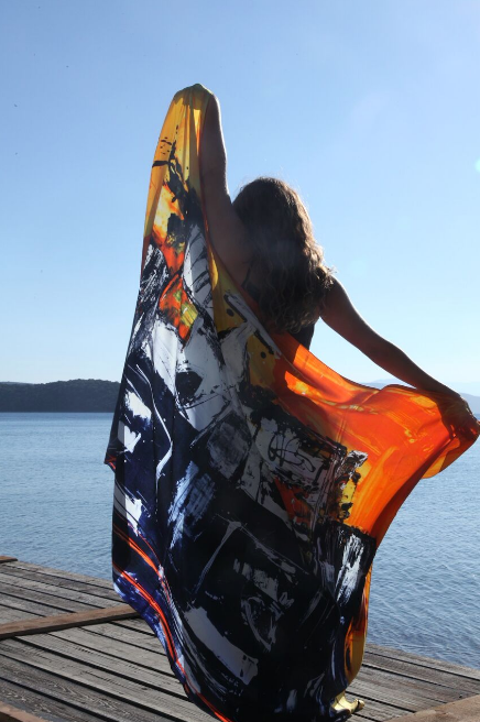 Το καλοκαίρι φθάνει μαζί με τα σαγηνευτικά μαντήλια της Μίνας Βαλυράκη