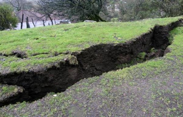 Κόπηκε στα δύο δρόμος στα Τρίκαλα [Εικόνες]