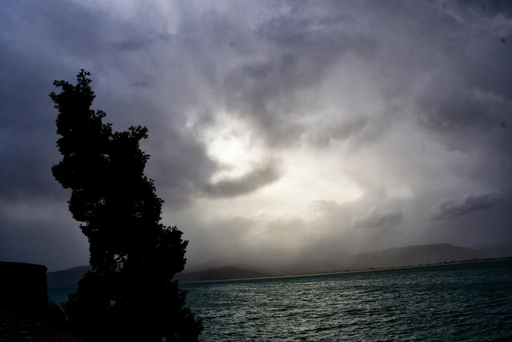 Άστατος καιρός και αφρικανική σκόνη το Σαββατοκύριακο