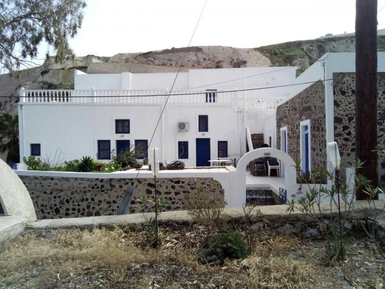 Βίλα με «πριγκιπικές» παροχές για τον διοικητή του Νοσοκομείου Σαντορίνης