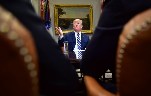 «Μην τον συγχαρείς» έγραφε το σημείωμα που κάνει άνω κάτω τον Λευκό Οίκο