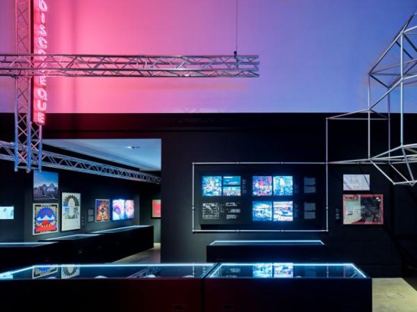 To Studio 54 και όλα τα διάσημα κλαμπ του κόσμου σε μια έκθεση