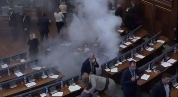 Δακρυγόνα μέσα στο κοινοβούλιο του Κοσόβου [Βίντεο & Εικόνες]