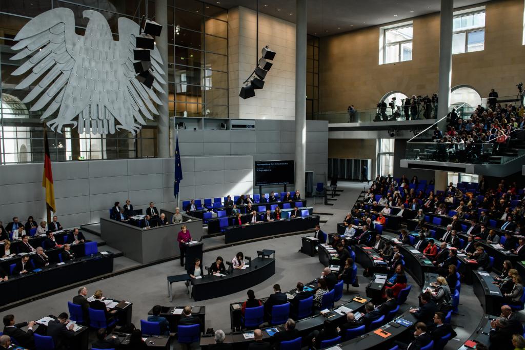 Bundestag budget committee approves 6.7bn euro loan for Greece