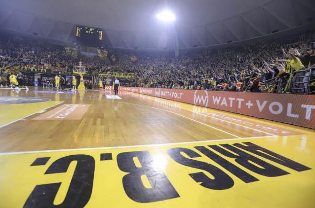 Επίσημος του ΠΑΟΚ πέταξε μπουκάλι σε οπαδούς του Άρη