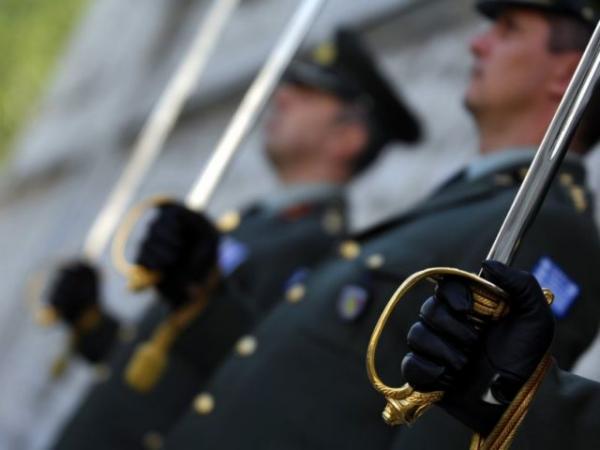 Τα νέα ειδικά μισθολόγια για καθηγητές ΑΕΙ, ιατρούς και ένστολους