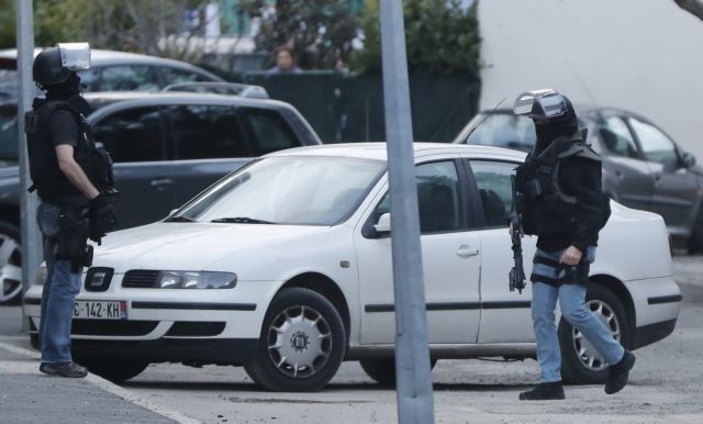 Γαλλία: Ανδρας έπεσε με το αυτοκίνητο πάνω σε στρατιωτικούς