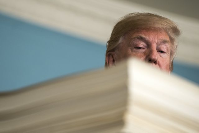 Παρά την απειλή για «βέτο», ο Τραμπ ενέκρινε τον ομοσπονδιακό προϋπολογισμό