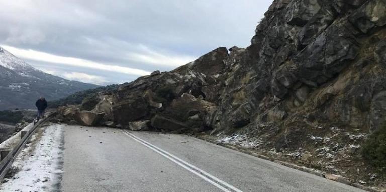 Ιωάννινα: Μεγάλη κατολίσθηση στην παλιά EO Ιωαννίνων – Μετσόβου