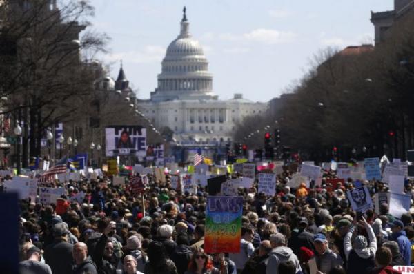 ΗΠΑ: Μαθητές και καθηγητές διαδηλώνουν εναντίον των όπλων
