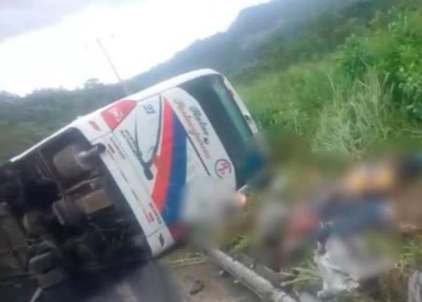 Δώδεκα νεκροί από ανατροπή λεωφορείου στον Ισημερινό