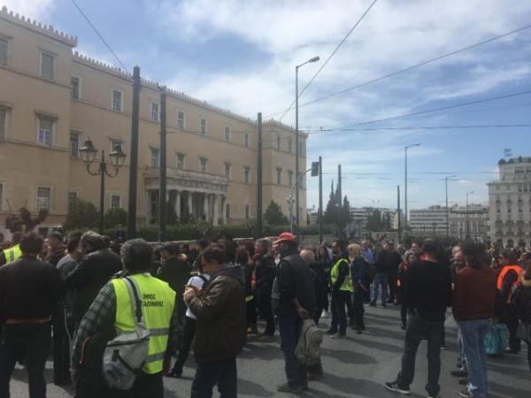 Συγκέντρωση συμβασιούχων ΟΤΑ έξω από τη Βουλή [βίντεο]