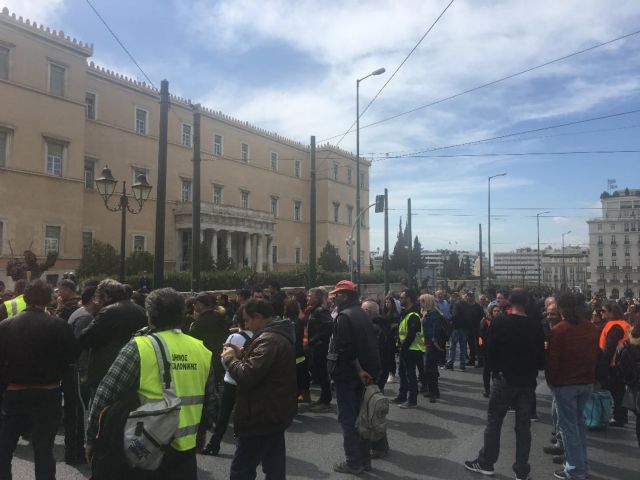 Συγκέντρωση συμβασιούχων ΟΤΑ έξω από τη Βουλή [βίντεο]