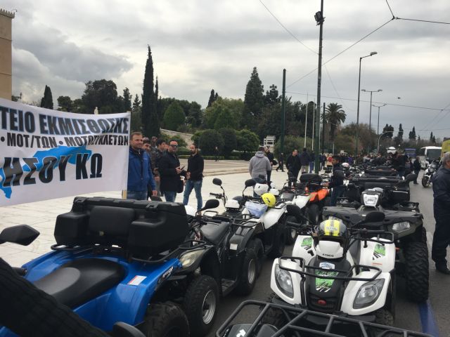 Δεκάδες «γουρούνες» έξω από τη Βουλή [Βίντεο]