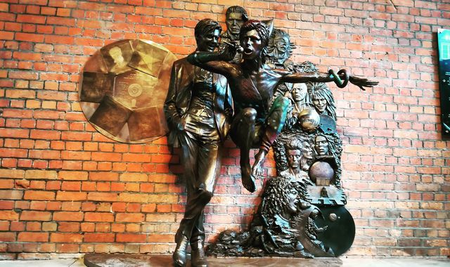 Άγαλμα του Μπάουι στο κλαμπ που εμφανίστηκε για πρώτη φορά