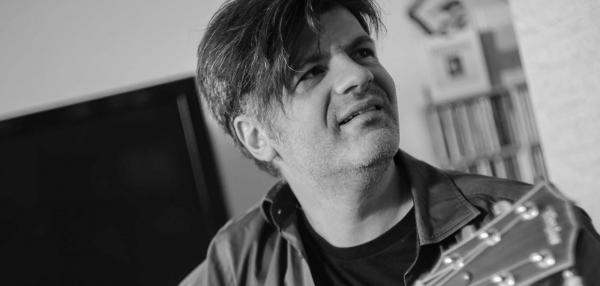 Ο Φοίβος Δεληβοριάς παρουσιάζει το βιβλίο «Πες μου τ’ όνομά σου»