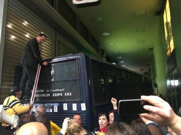 Πλειστηριασμοί: Με σκάλα ανέβηκε ο Λαφαζάνης σε κλούβα των ΜΑΤ [Εικόνες & Βίντεο]