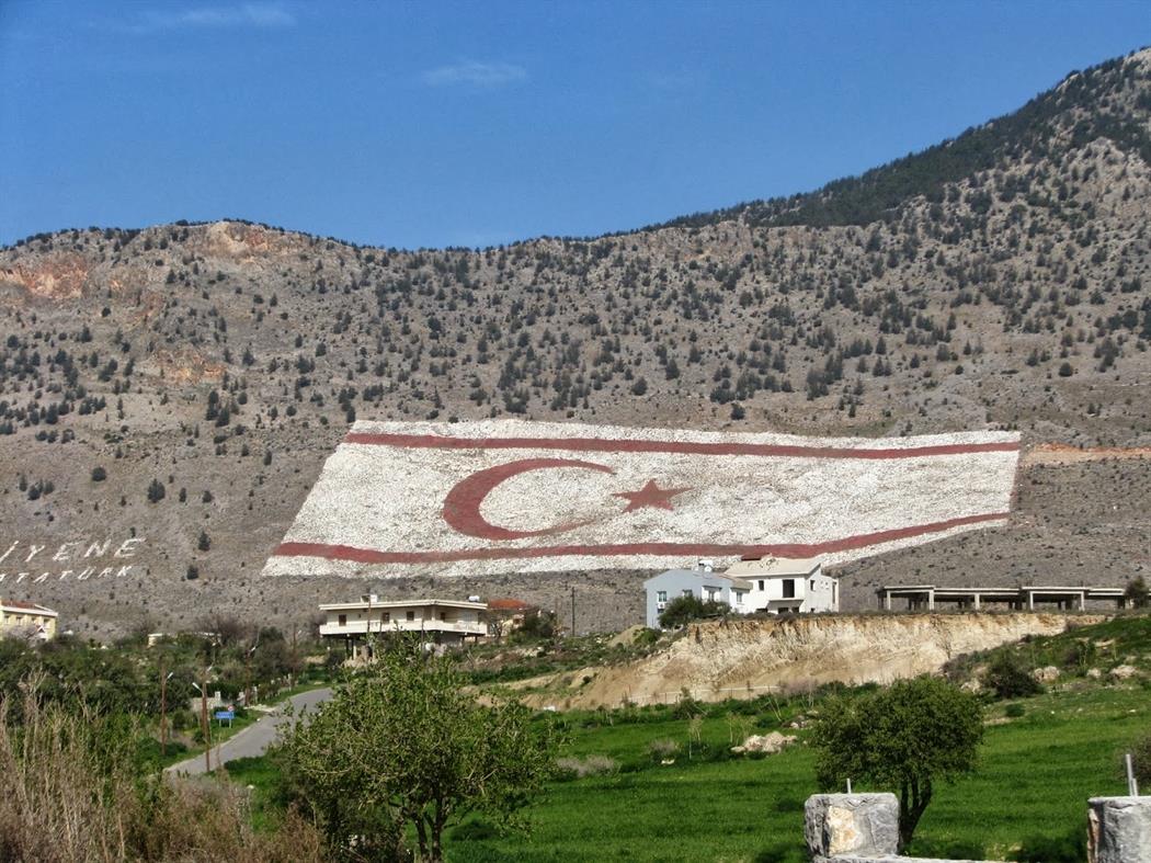 Διαφημίζουν τη σημαία του μίσους και της διχοτόμησης της Κύπρου