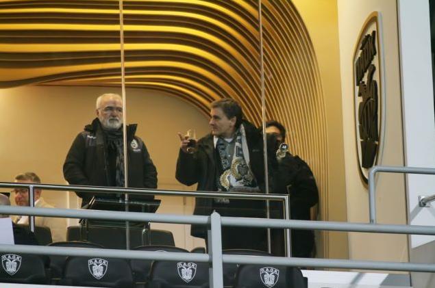 Στημένο ξύλο για τα μάτια του Σαββίδη και του Τσακαλώτου