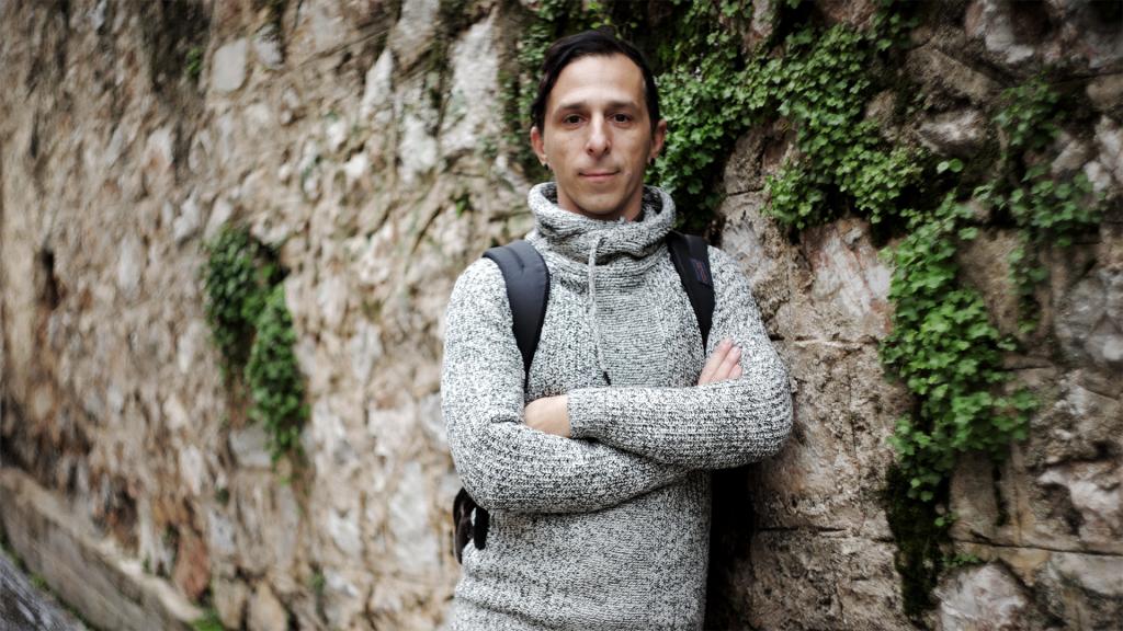 Ο Σπύρος Κουβαράς μιλάει στο in.gr για την παράσταση «Έρημη Χώρα-ΜΕΤΑ»