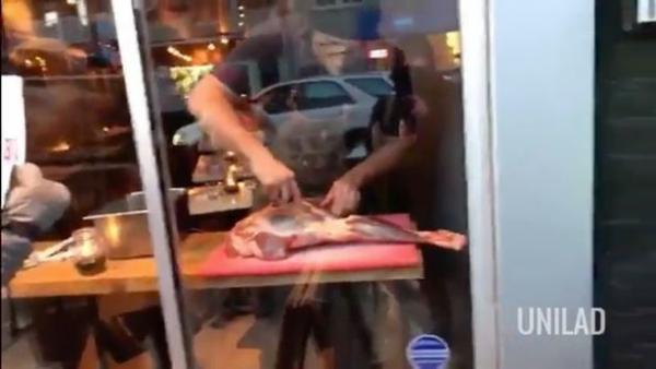 Ιδιοκτήτης εστιατορίου τρολάρει βίγκαν διαδηλωτές τρώγοντας μπριζόλα μπροστά τους