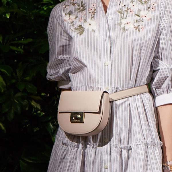 Το τσαντάκι μέσης εισβάλλει στις κολεξιόν της άνοιξης