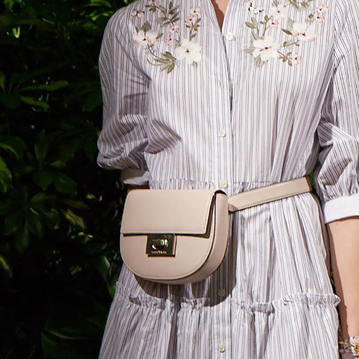 Το τσαντάκι μέσης εισβάλλει στις κολεξιόν της άνοιξης