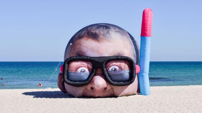 Ένα κεφάλι πετάγεται στην άκρη της θάλασσας