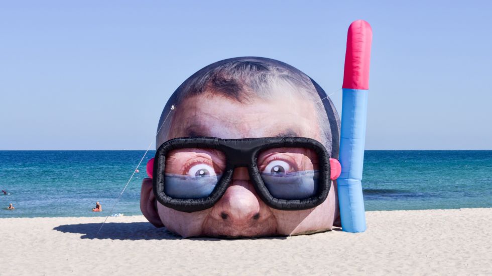 Ένα κεφάλι πετάγεται στην άκρη της θάλασσας