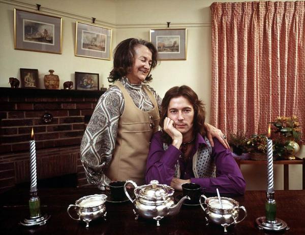 Mαμά, γερνάω (δίπλα σου)