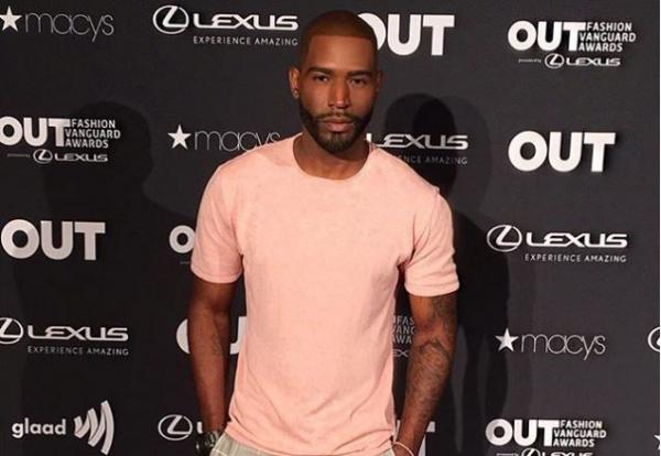 Συμβόλαιο με πρακτορείο μοντέλων για τον παρουσιαστή Κάραμο Μπράουν