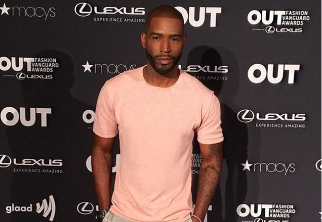 Συμβόλαιο με πρακτορείο μοντέλων για τον παρουσιαστή Κάραμο Μπράουν