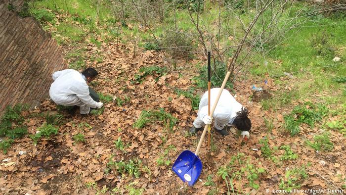 Κρατούμενοι καθαρίζουν τη Ρώμη
