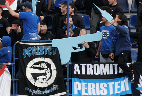 Οι οπαδοί του Ατρομήτου μπήκαν με… πιστόλια στο γήπεδο [Εικόνα]