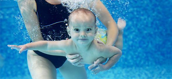 Baby swimming: Τα οφέλη στην υγεία και τη διάθεση των βρεφών