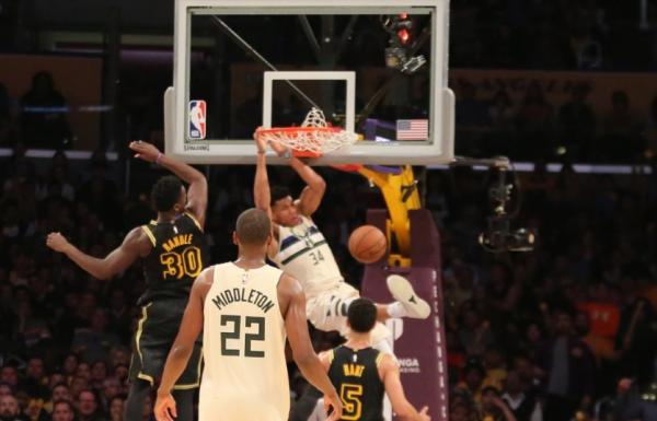 «Καθάρισε» και τους Λέικερς ο Αντετοκούνμπο [Βίντεο]